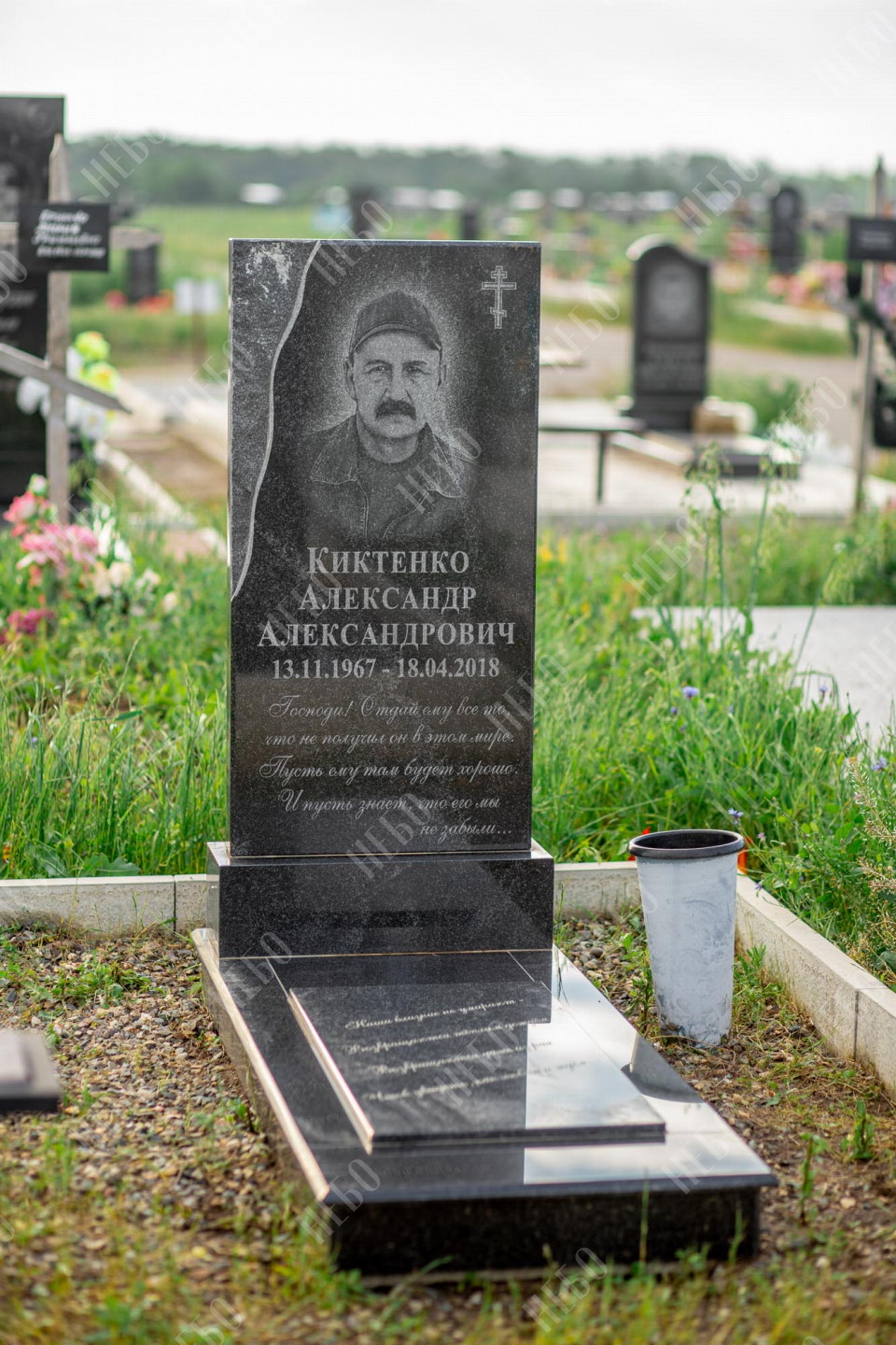 Памятники на могилу скала глыба. Памятник габбро скала. Гранитные памятники скала корка. Памятник гранит скала. Камень скала для памятника.